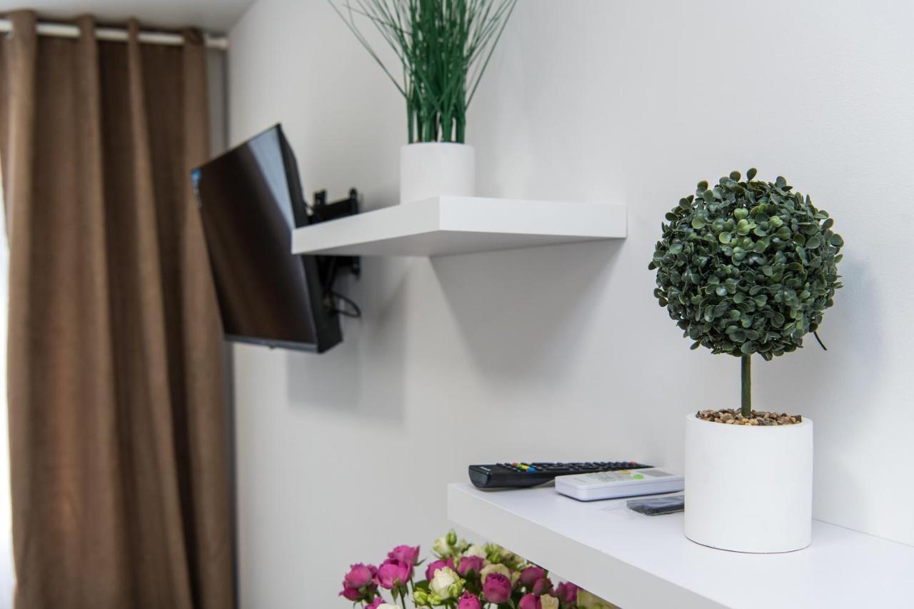 Myfreedom Apartments: Metro Klovska, Near Military Hospital *