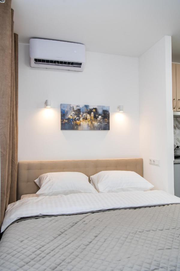 Myfreedom Apartments: Metro Klovska, Near Military Hospital Apartment
