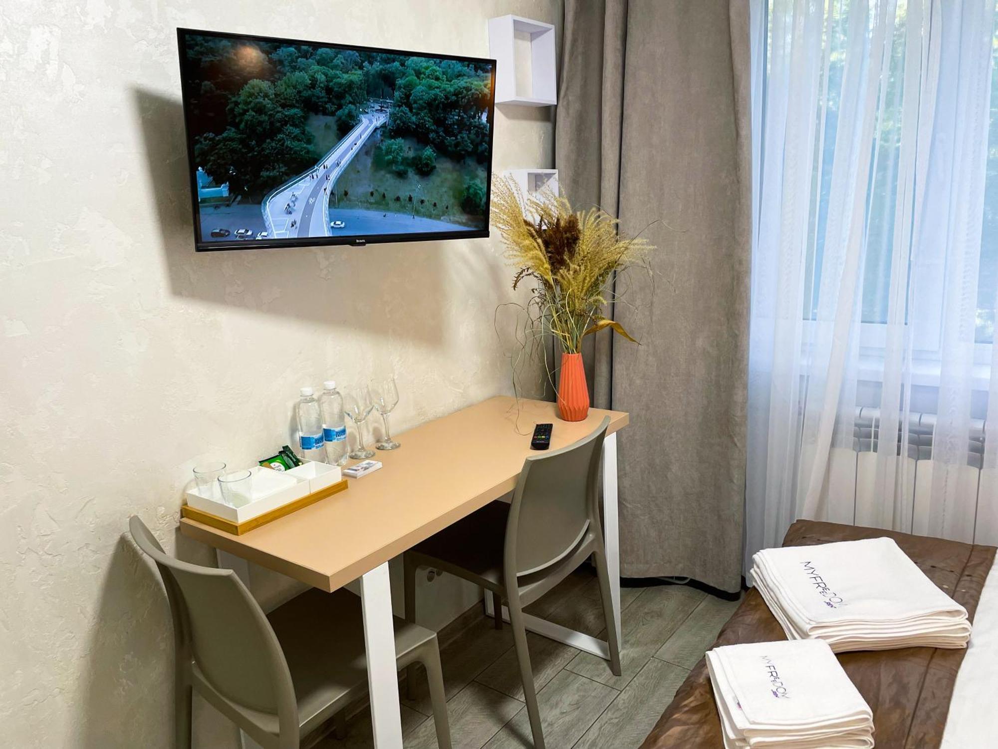 Myfreedom Apartments: Metro Klovska, Near Military Hospital Apartment