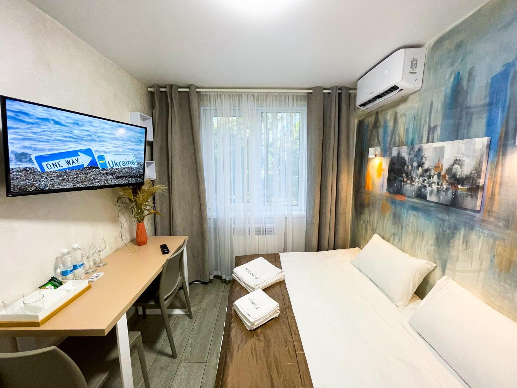 Myfreedom Apartments: Metro Klovska, Near Military Hospital Apartment