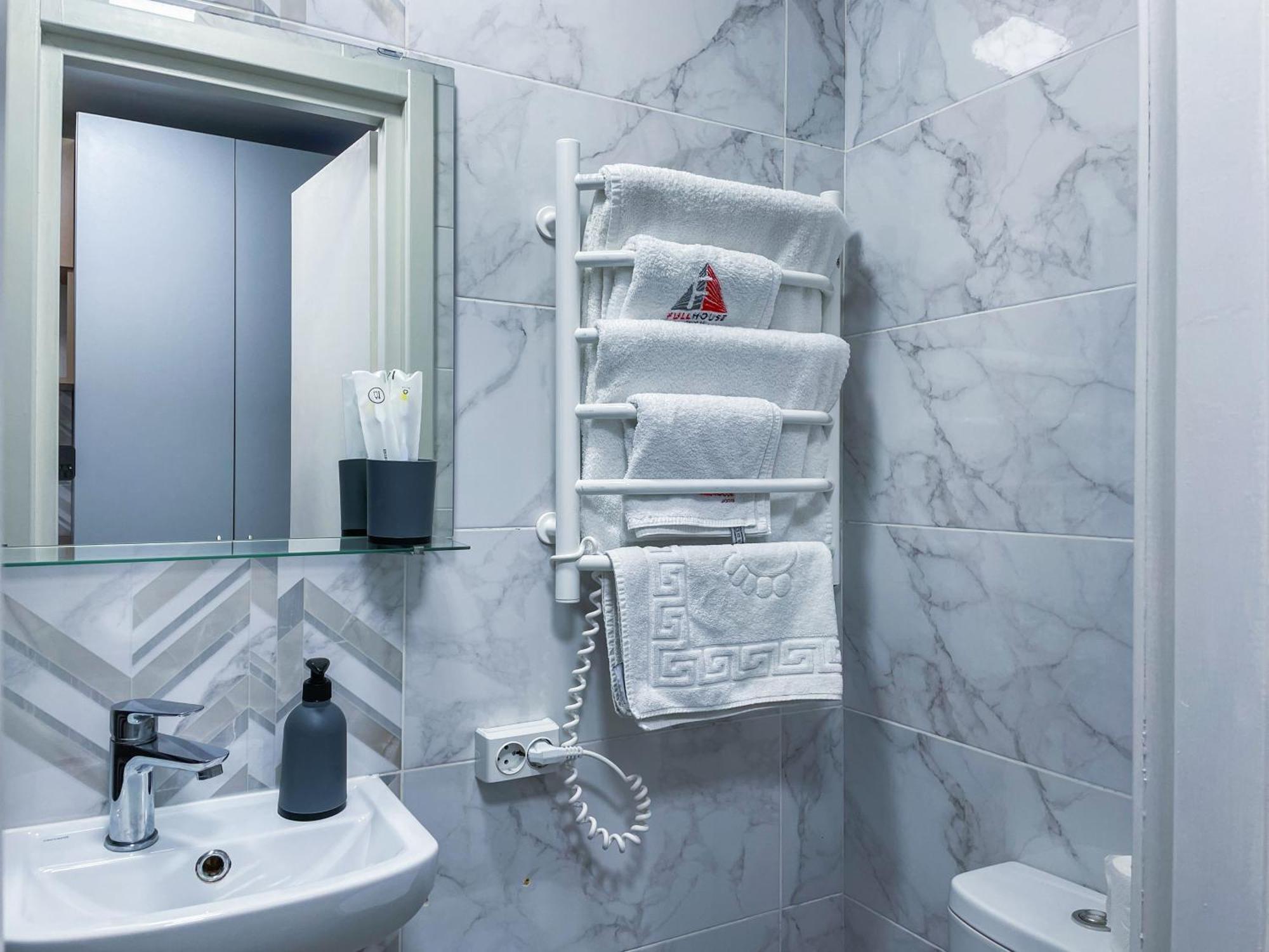 Myfreedom Apartments: Metro Klovska, Near Military Hospital *