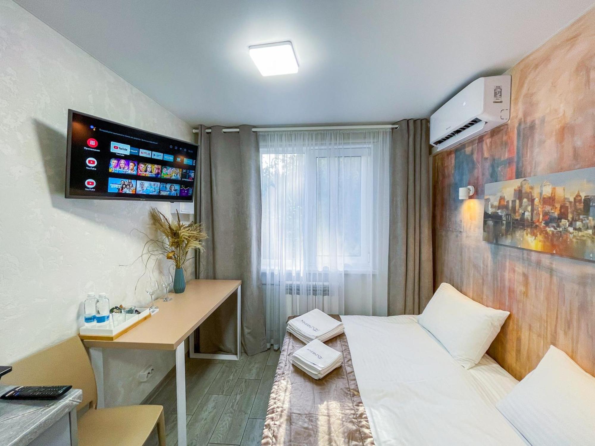Myfreedom Apartments: Metro Klovska, Near Military Hospital Apartment Kyiv